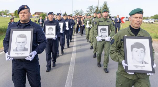 02.05.2024., Borovo - Predsjednik Hrvatskoga sabora Gordan Jandrokovic, potpredsjednik Vlade i ministar unutarnjih poslova Davor Bozinovic i potpredsjednik Vlade i ministar obrane Ivan Anusic sudjelovali su na obiljezavanju 33. obljetnice pogibije dvanaest redarstvenika u Borovu Selu, koje su ubili pripadnici srpske paravojske. Svecani program poceo je na ulazu u Borovo kod dvanaest cempresa u 9 sati, odakle je krenuuo mimohod duz Ulice Dvanaest redarstvenika do Spomen-obiljezja poginulim hrvatskim redarstvenicima u Borovu. Kod Spomen-obiljezja poginulim hrvatskim redarstvenicima s pocetkom u 10,05 sati odrzana je se ceremonija polaganja vijenaca i paljenja svijeca. Svecani program komemoracije poceo je u 10,35 sati (kod Spomen obiljezja poginulim hrvatskim redarstvenicima). Photo: Borna Jaksic/PIXSELL