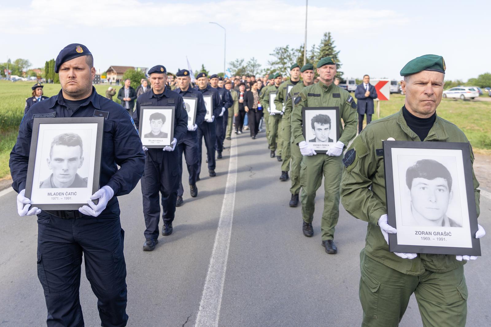 02.05.2024., Borovo - Predsjednik Hrvatskoga sabora Gordan Jandrokovic, potpredsjednik Vlade i ministar unutarnjih poslova Davor Bozinovic i potpredsjednik Vlade i ministar obrane Ivan Anusic sudjelovali su na obiljezavanju 33. obljetnice pogibije dvanaest redarstvenika u Borovu Selu, koje su ubili pripadnici srpske paravojske. Svecani program poceo je na ulazu u Borovo kod dvanaest cempresa u 9 sati, odakle je krenuuo mimohod duz Ulice Dvanaest redarstvenika do Spomen-obiljezja poginulim hrvatskim redarstvenicima u Borovu. Kod Spomen-obiljezja poginulim hrvatskim redarstvenicima s pocetkom u 10,05 sati odrzana je se ceremonija polaganja vijenaca i paljenja svijeca. Svecani program komemoracije poceo je u 10,35 sati (kod Spomen obiljezja poginulim hrvatskim redarstvenicima). Photo: Borna Jaksic/PIXSELL