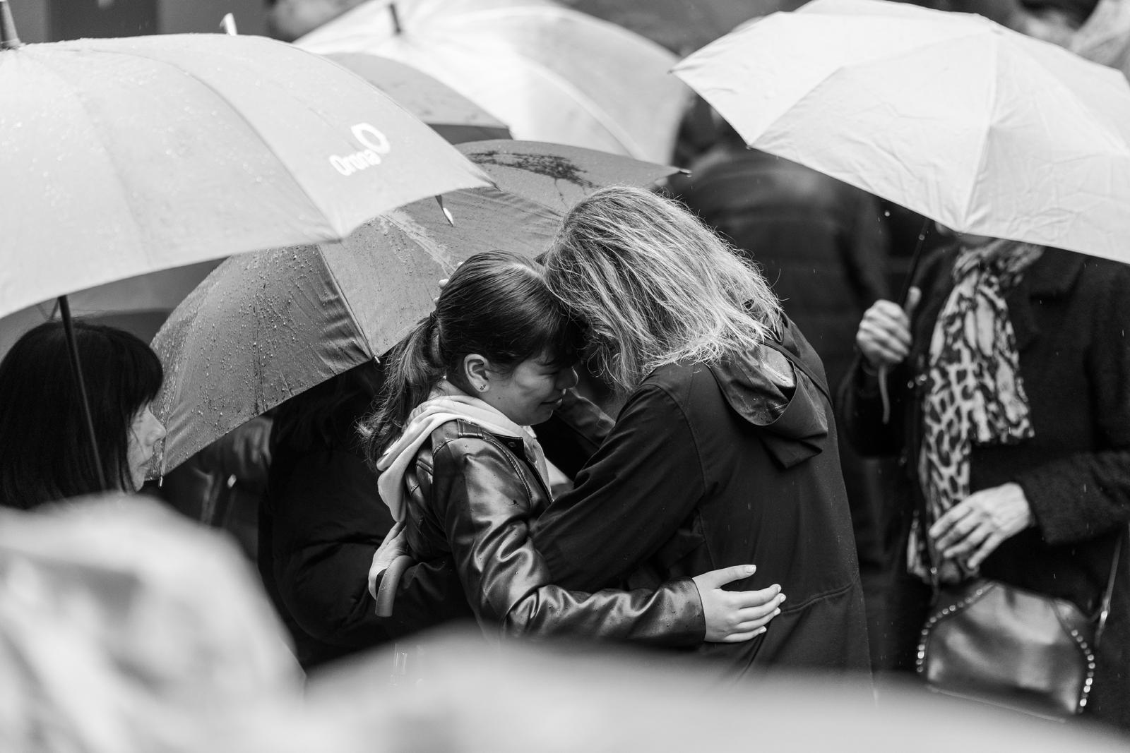 03.05.2024., Beograd, Srbija - Roditelji djece koja su prije tocno godinu dana stradala u pucnjavi u OS Vladislav Ribnikar u Beogradu stigli su jutros pred skolu. Tamo su polozili cvijece i upalili svijece u znak sjecanja na ubijenu djecu i cuvara skole. U 8:41 ispred skole cule su se sirene za uzbunu. U isto vrijeme mediji u Srbiji prekinuli su program i minutom sutnje odali pocast ubijenima. Roditelji su potom krenuli u Tasmajdanski park, mjesto gdje su djeca odrastala i igrala se. Tamo je postavljan video-zid gdje se prikazuju fotografije stradalih. Photo: Borna Jaksic/PIXSELL