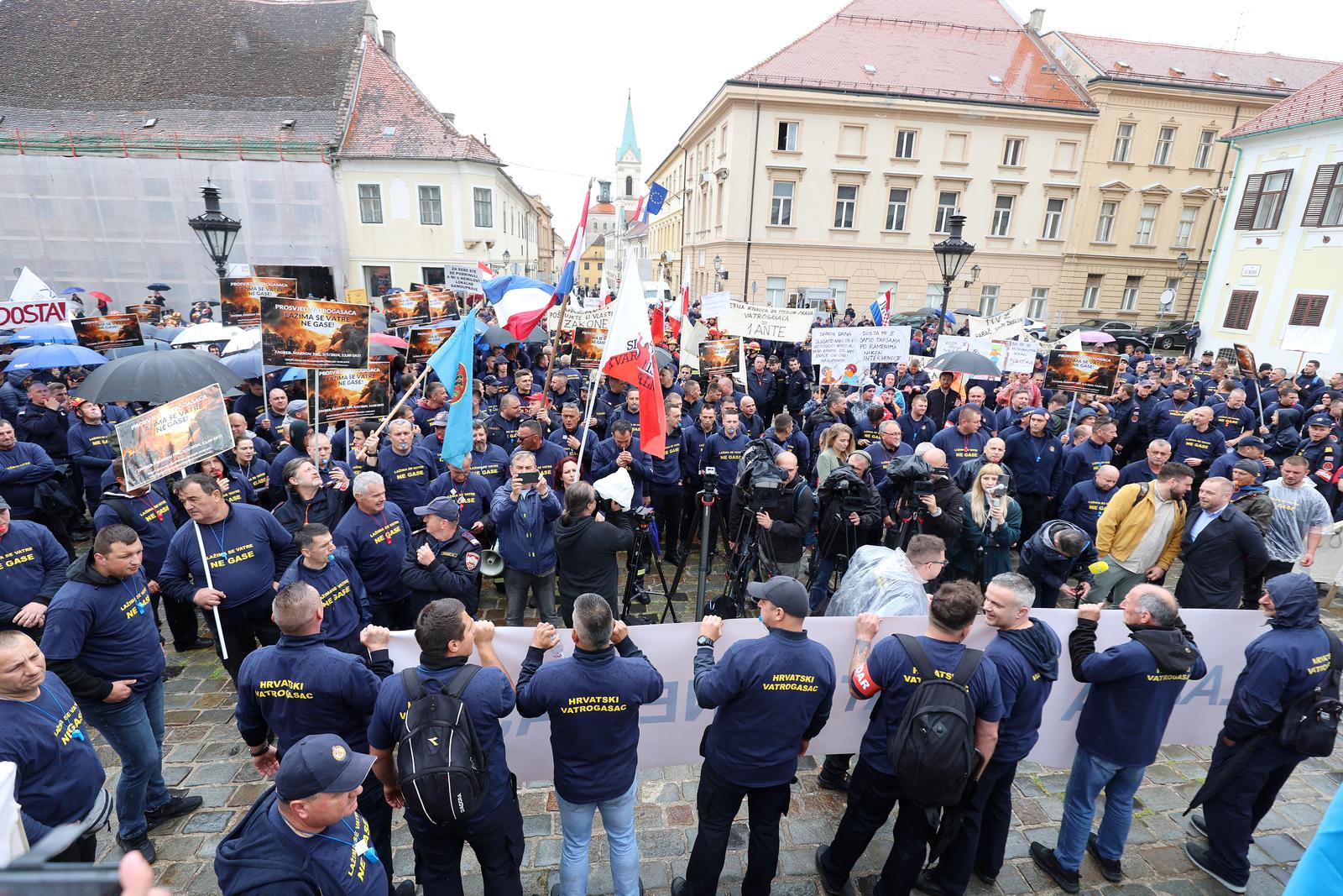 03.05.2024., Zagreb - Koordinacija sindikata i udruga profesionalnih vatrogasaca organizirala je prosvjed vatrogasaca na Trgu sv. Marka.  Photo: Sanjin Strukic/PIXSELL