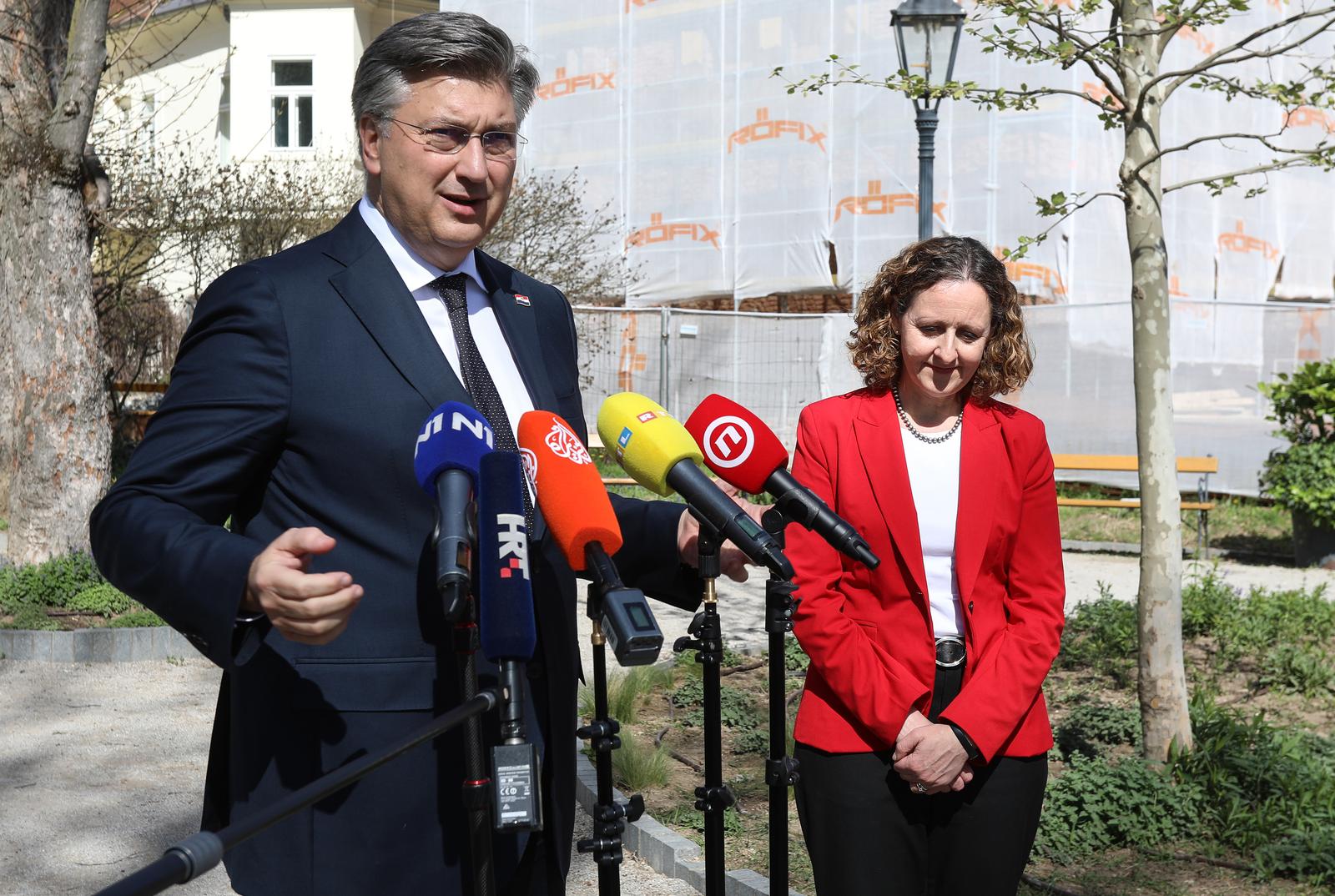 04.04.2024.,Zagreb,  premijer Andrej Plenkovic uz pratnju ministrice kulture Nine Obuljen Korzinek i ministra Branka Bacica, obisao radove na Gorenjem gradu, Poviesnog muzeja i meteoroloske postaje Gric. Nakon obilaska gradilista premijer je dao izjavu za medije Photo: Robert Anic/PIXSELL