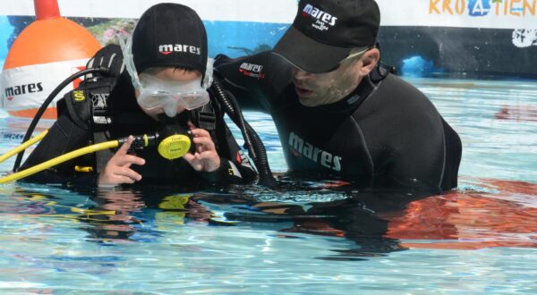 06.05.2017., Sisak - U pjesackoj zoni postavljen je montazni bazen u kojem su ronoci Ronlackog kluba Sisak i instruktori ronjenja Nemo Adria Rescue Team sproveli projekt "Pogled u plavo". Ovaj projekt spaja sigurnost u ronjenju i promociju ronjenja, a cilj mu je potaknuti sto veci broj najmladjih za bavljenje ovim sportom. Photo: Nikola Cutuk/PIXSELL