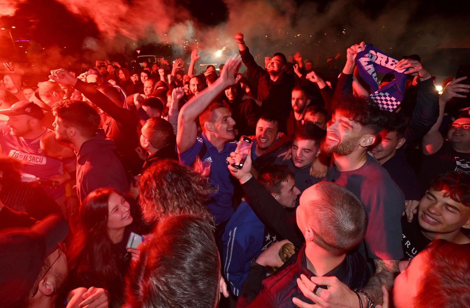 05.05.2024., Zagreb - Nakon pobjede u Rijeci nogometase Dinamo na stadionu docekali navijaci.  Photo: Marko Lukunic/PIXSELL