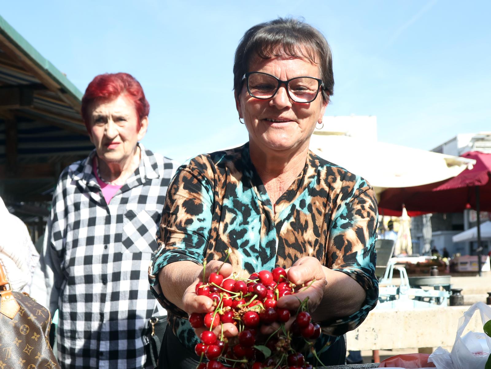 06.05.2024., Sibenik - Na sibensku trznicu su stigle prve ovogodisnje tresnje. Stigle su iz Ljubostinja i Dubravica. Cijena im je 8 do 10 eura za kilogram. Photo: Dusko Jaramaz/PIXSELL