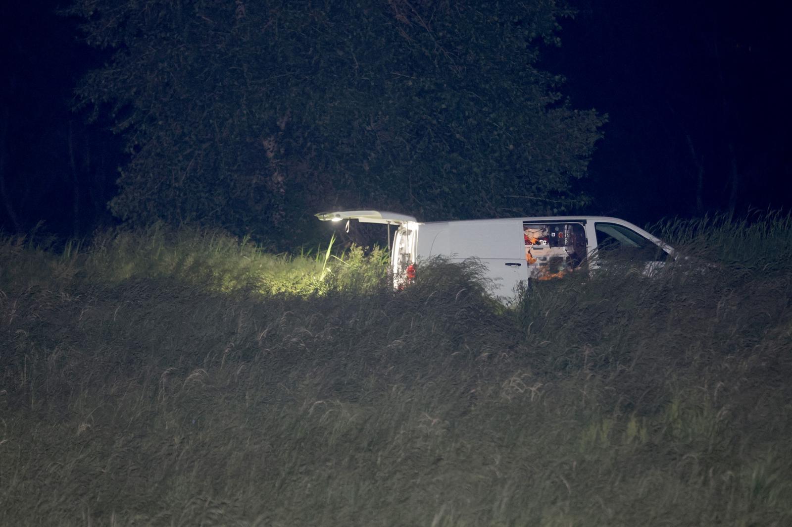 06.05.2024., Zagreb - Policijski ocevid u blizini nasipa kod zgrade bolncie u Blatu gdje je muskarac ostrim predmetom usmrtio zenu. Photo: Luka Stanzl/PIXSELL