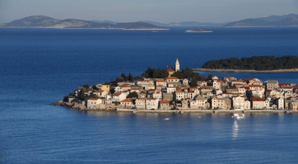 08.02.2024., Primosten - Pogled na suncem obasjan Primosten. Photo: Hrvoje Jelavic/PIXSELL