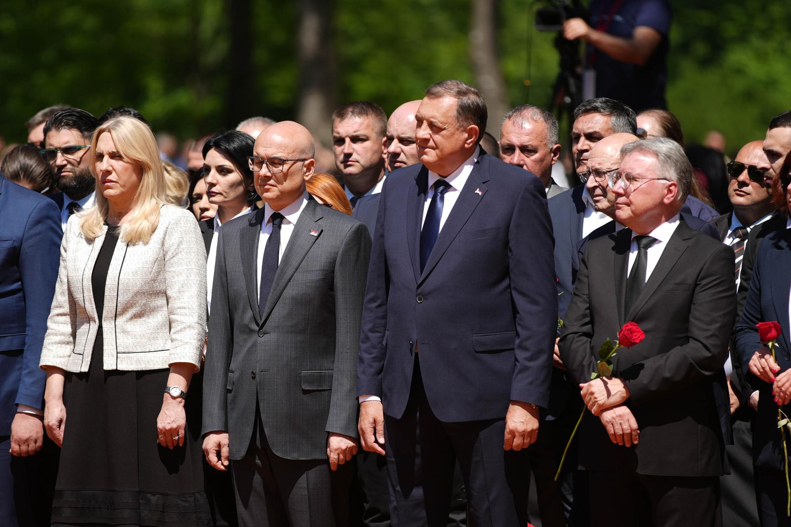 12.05.2024., Spomen podrucje Donja Gradina, Kozarska Dubica (BiH) - U Spomen podrucju Donja Gradina kod Kozarske Dubice odrzava se obiljezavanje Dana sjecanja na zrtve ustaskog zlocina u koncentracionim logoru Jasenovac. Nekoliko hiljada ljudi i djeca danas su autobusima dosli iz cijele Republike Srpske, a vijence su polozili Milorad Dodik, predsjednik RS, Radovan Viskovic, premijer RS, Milos Vucevic, premijer Srbije, Igor Kalabuhov, veleposlanik Rusije u BiH, Andrija Mandic, presdjenik Skupstine Crne Gore, i mnoge druge zvanice. Zvanicnici su se kasnije obratili okupljenim gradjanima. Dan sjecanja na zrtve zlocina u NDH obiljezava se povodom oslobadjanja ustaskog logora Jasenovac, jednog od najvecih i najstrasnijih logora smrti u Europi.
Photo: Dejan Rakita/Pixsell Photo: Dejan Rakita/PIXSELL