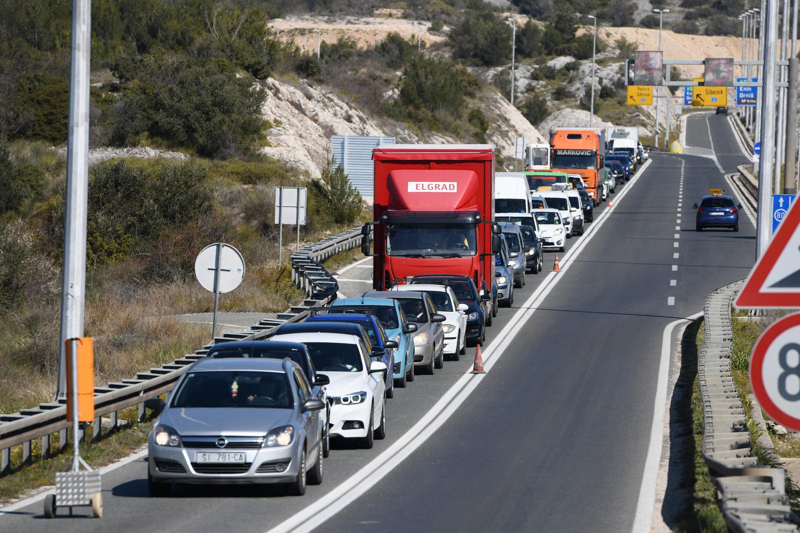 14.03.2022., Sibenik - Zbog radova na Jadranskoj magistrali kod Sibenika stvaraju se velike guzve i kolone vozila.
 Photo: Hrvoje Jelavic/PIXSELL