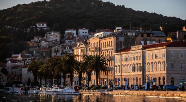 16.02.2024., Split - Zimsko poslijepodne na Rivi. Photo: Zvonimir Barisin/PIXSELL