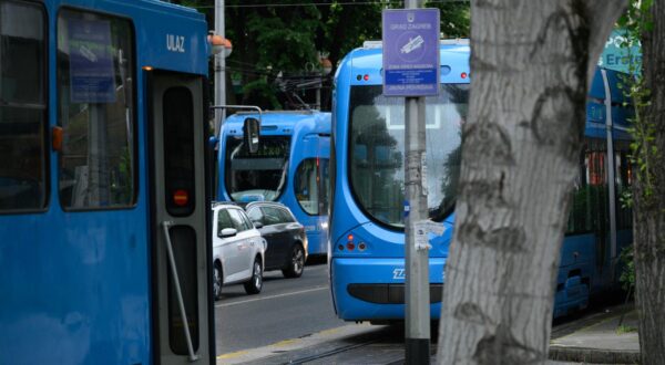 16.04.2024., Zagreb - Velika prometna guzva i zastoj tramvajskog prometa u zagrebackoj Savskoj ulici.
 Photo: Davor Puklavec/PIXSELL