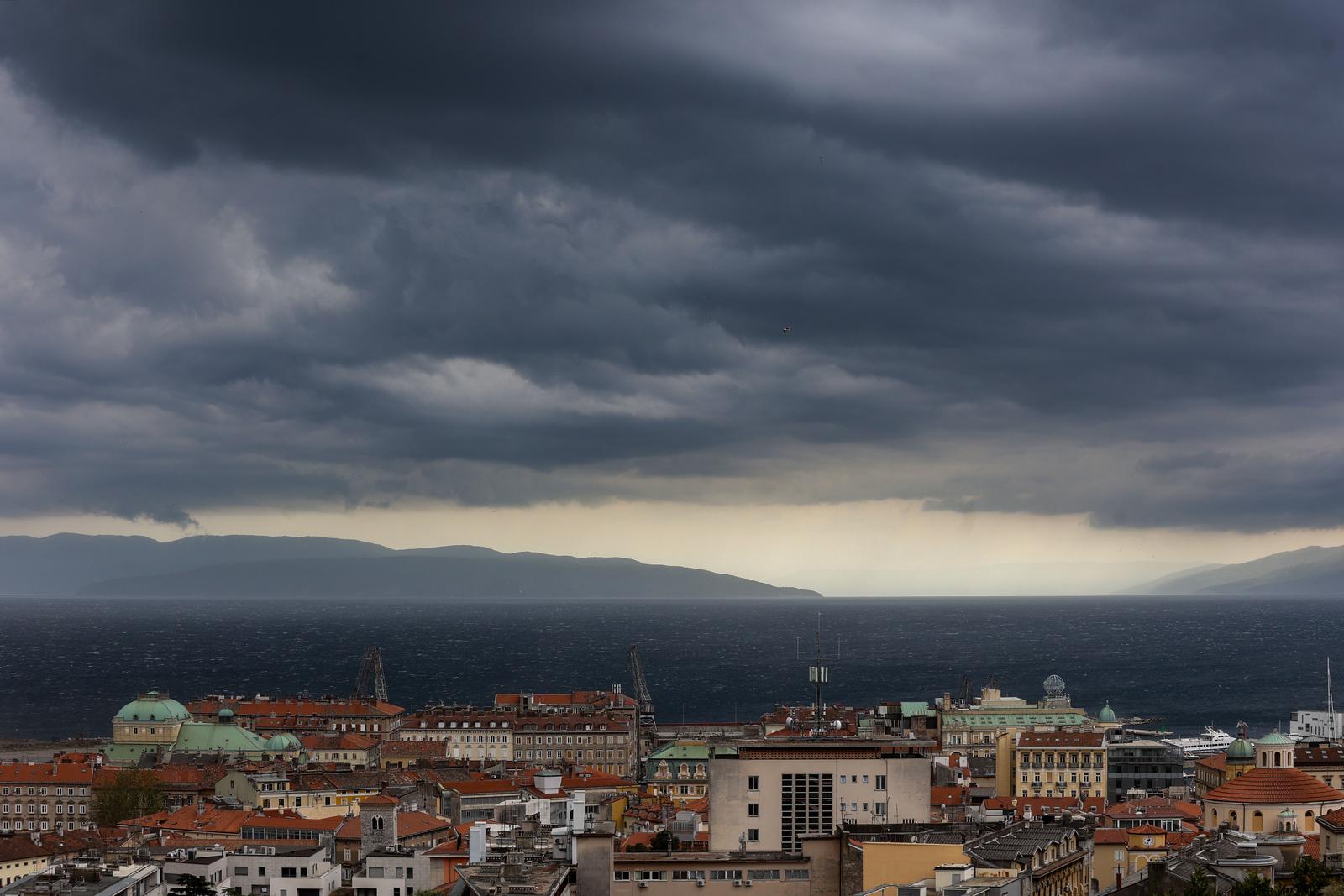 16.4.2024.., Rijeka - Olujni udari vjetra na rijeckom podrucju. Photo: Nel Pavletic/PIXSELL