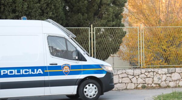 17.12.2023., Sibenik - U policijskom kombiju priveden je vozac koji je bio u bjegu nakon sto je sinoc u Tribunju pregazio djevojku (18) Photo: Dusko Jaramaz/PIXSELL