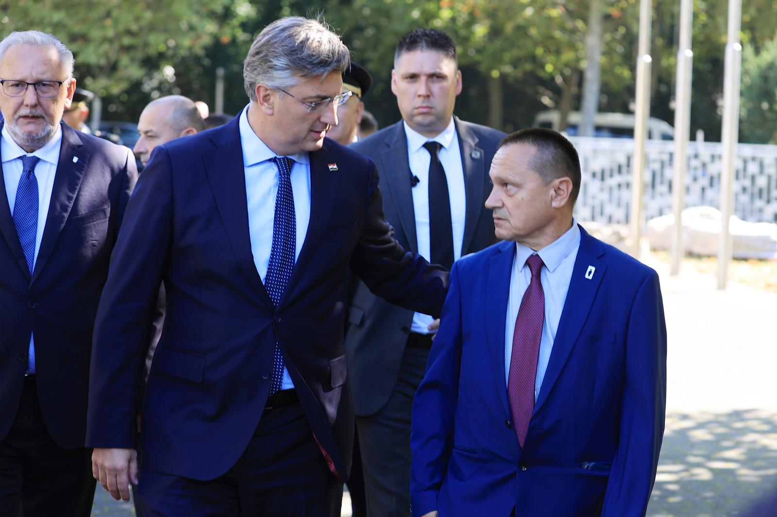 18.09.2021., Vukovar - Obiljezavanje obljetnice 30 godina od Bitke za Vukovar. Na memorijalnom groblju premijer Andrej Plenkovic sa suradnicima polozio vijence i zapalio svijece u znak sjecanja na stradale Vukovarce. Andrej Plenkovic, Branko Borkovic Photo: Davor Javorovic/PIXSELL