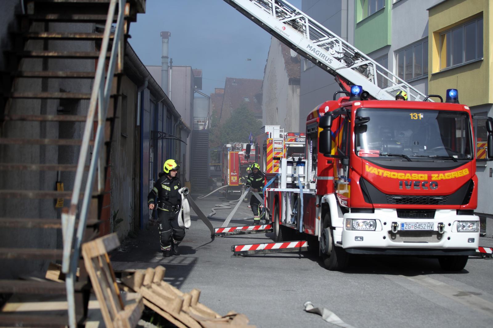 19.05.2024., Zagreb - Pozar poslovnog objekta, osam vatrogasnih vozila na terenu.  Photo: Luka Batelic/PIXSELL