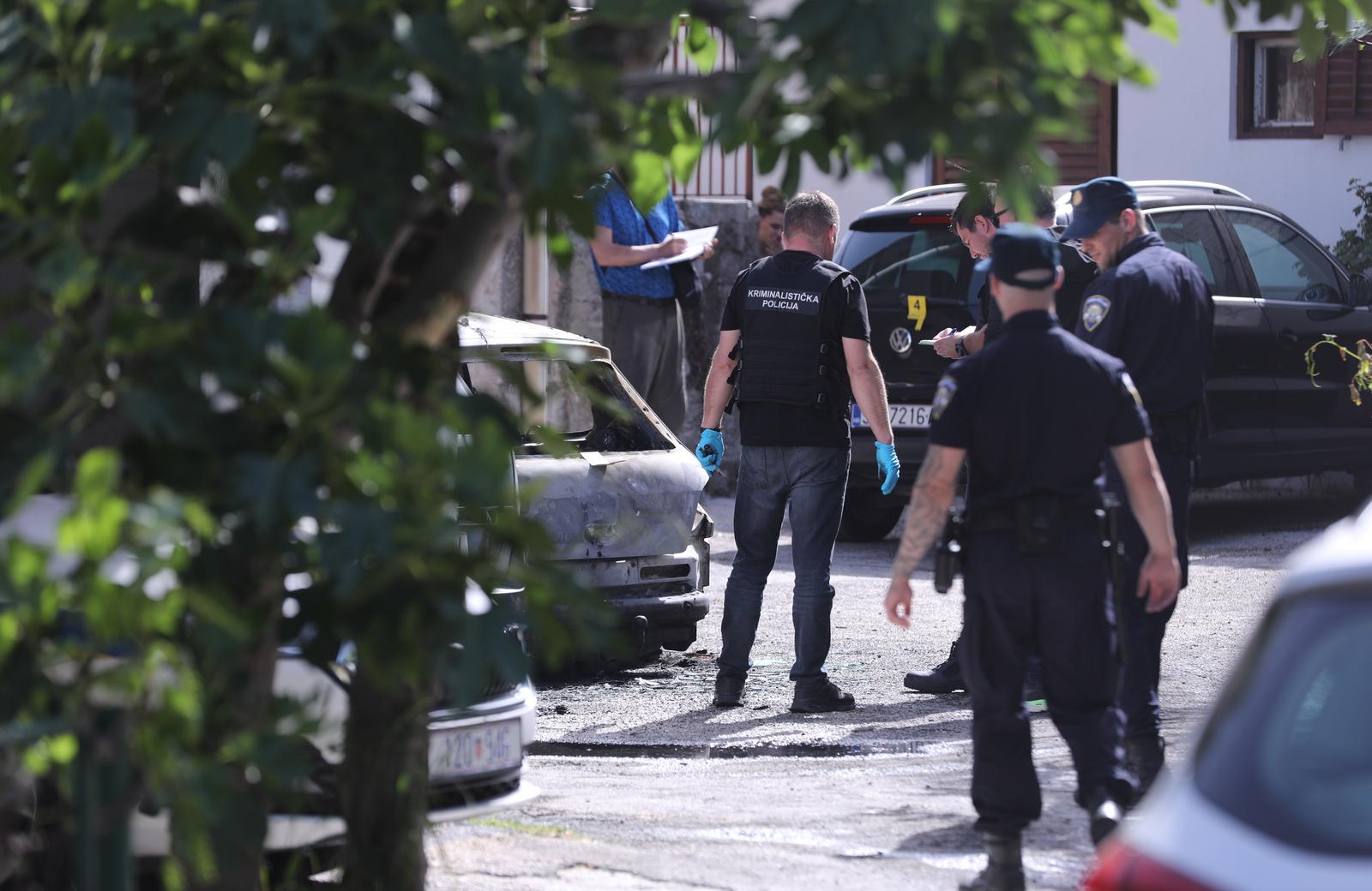 19.05.2024., Split - Policijski ocevid na Stinicama gdje je jutros oko 6 i 25 izbio pozar i zahvatio dva vozila od kojih je jedno u potpunosti izgorjelo. Splitska policija privela je jednu osobu koju povezuju s dogadjajem Photo: Ivo Cagalj/PIXSELL