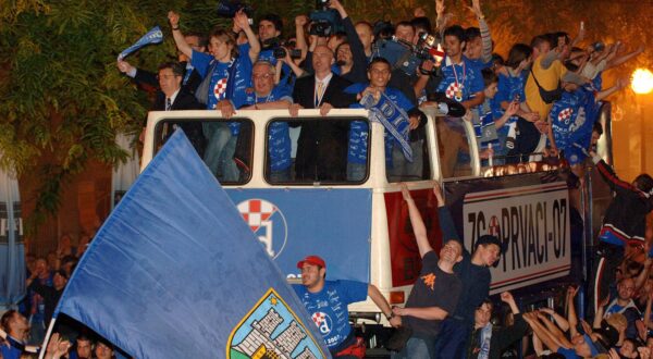 19.05.2007., Zagreb - Dinamo slavi naslov prvaka Hrvatske na Trgu bana Josipa Jelacica. Nogometasi Dinama na trg  dolaze u otvorenom autobusu. Photo: Dalibor Urukalovic/PIXSELL