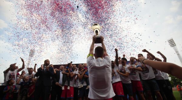 20.05.2024., Gradski stadion, Banja Luka (BiH) - FK Borac je sa 4:3 pobijedio Igman i postao novi nogometni sampion BiH. Trofej je pobjedniku dodijelio predjsednik Nogometnog saveza BiH Vico Zeljkovic.

Photo: Dejan Rakita/Pixsell Photo: Dejan Rakita/PIXSELL