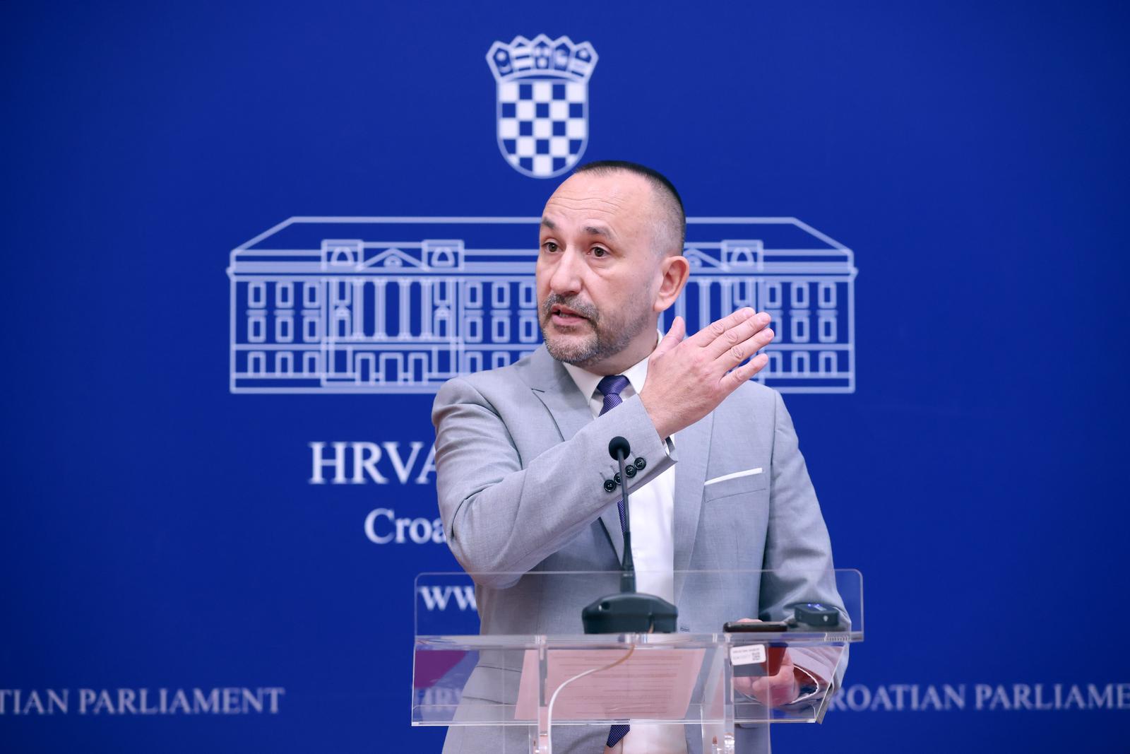 21.02.2024., Zagreb - Na konferenciji za medije odrzanoj u Saboru o temi "Materinski jezik ili jezik regiona" govorio je Hrvoje Zekanovic.
 Photo: Patrik Macek/PIXSELL