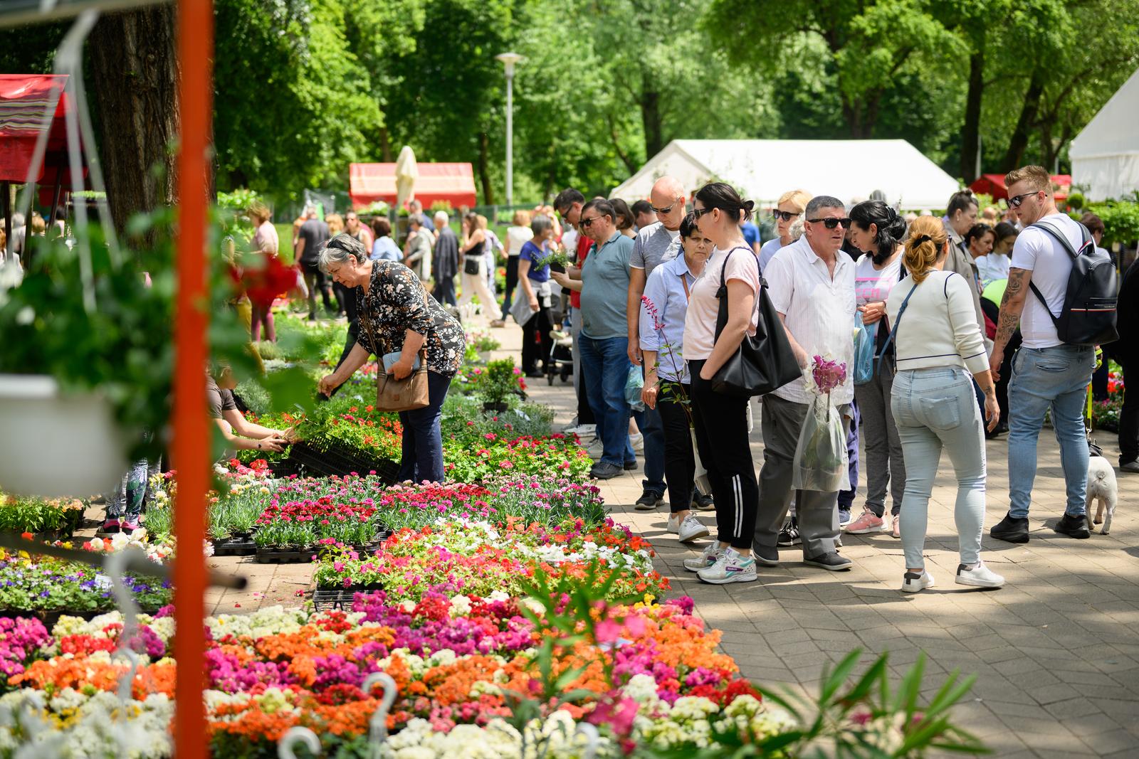21.05.2023., Zagreb - Velik broj gradjana posjetio je uoci zatvaranja medjunarodnu izlozbu cvijeca Floraart na zagrebackom jezeru Bundek.
 Photo: Davor Puklavec/PIXSELL