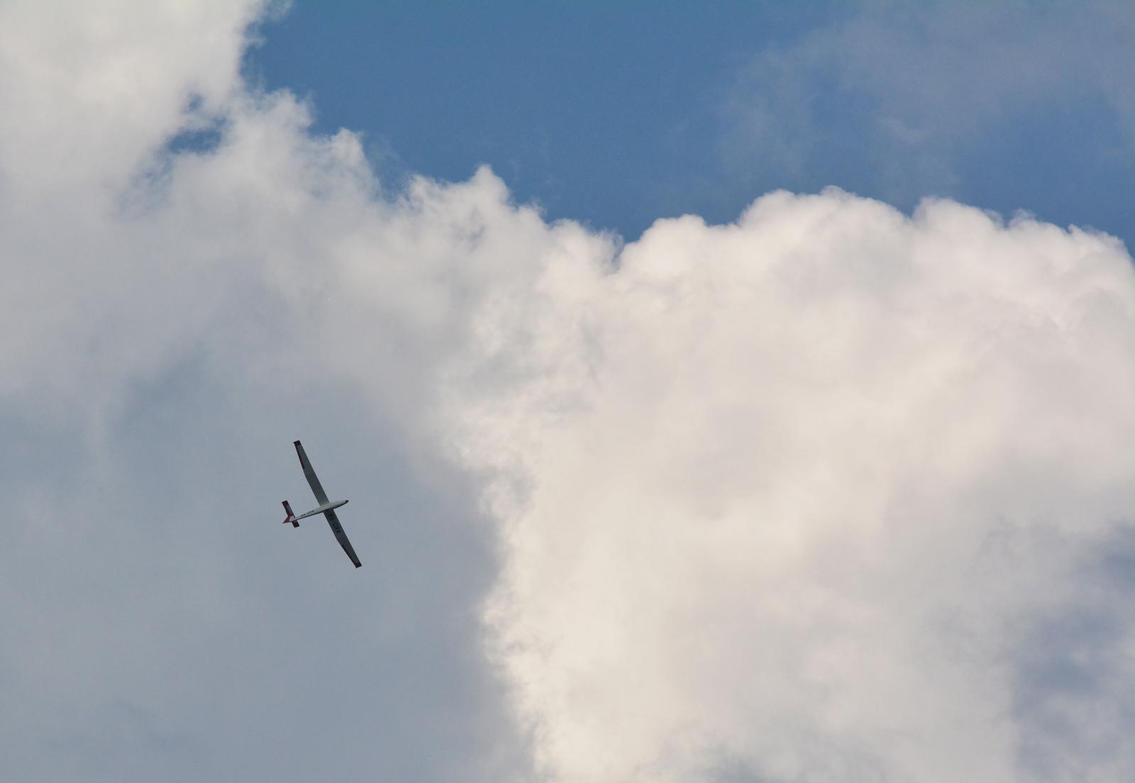 Avion vuče jedrilicu i diže ju u visine, nakon čega ona nastavlja samostalni  let 21.08.2018., Slavonski Brod - Avion vuce jedrilicu i dize ju u visine, nakon cega ona nastavlja samostalni  let. rrPhoto: Ivica Galovic/ PIXSELL