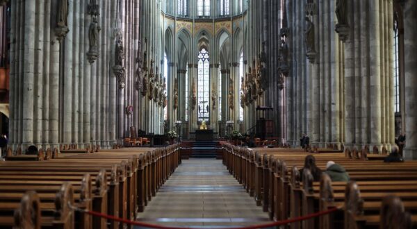 23.01.2024., Njemacka - Koln. Razglednica iz Kolna. Koln je grad koji se nalazi na zapadu Njemacke na rijeci Rajni. Povijesna jezgra Kolna je bila razorena u 2. svj. ratu, ali je kasnije obnovljena. Najprepoznatljiviji simbol Kolna je katedrala u gotickom stilu. To je jedna od najpoznatijih njemackih katedrala koja je upisana na listu svjetske bastine UNESCO-a. Grad ima jos mnogo crkava i gradjevina u gotickom i romanickom stilu. Poznat je most preko Rajne Hohenzollernbrücke. Grad je ove godine domacin europskog rukometnog prvenstva. Photo: Sanjin Strukic/PIXSELL