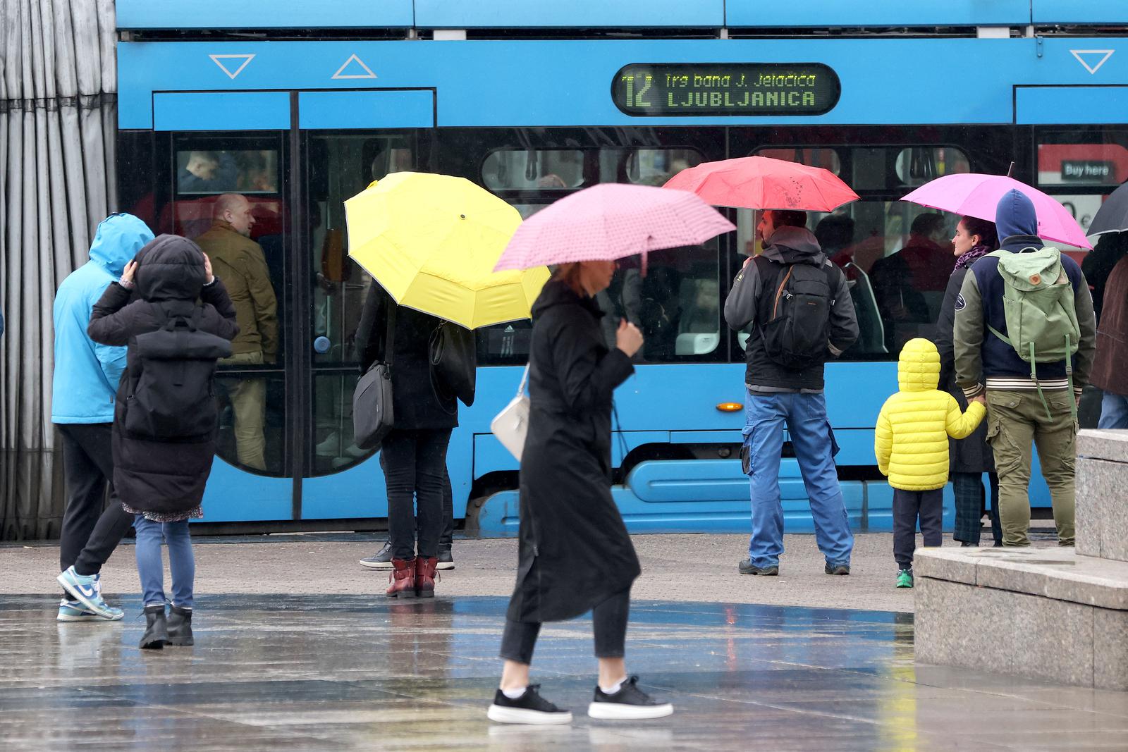 24.04.2024., Zagreb - Slaba kisa i hladno vrijeme docekali su Zagrepcane na putu na posao. Promjenljivo vrijeme sa povremenom kisom trebalo bi trajati do vikenda, kada ponovno nastupa proljetna toplina. Photo: Patrik Macek/PIXSELL