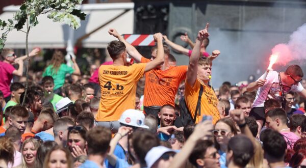 24.05.2024., Zagreb - Zagrebacki maturanti okupljaju se na Trgu bana Josipa Jelacica od kuda ce u povorci krenuti prema Bundeku gdje ce obiljeziti zavrsetak srednjoskolskog obrazovanja. Photo: Sanjin Strukic/PIXSELL