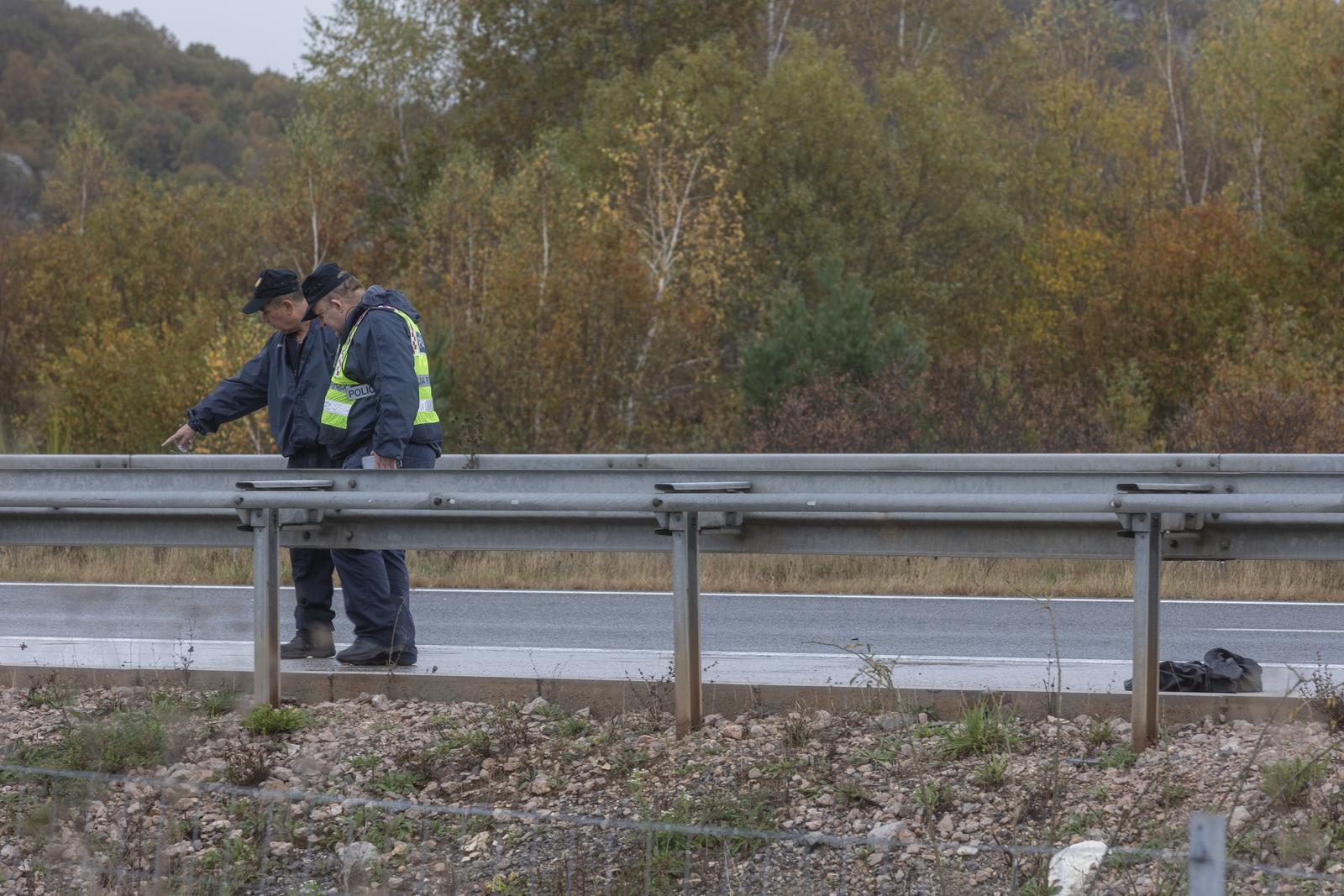 26.10.2023.,Gosipc - Dvije su osobe poginule u sudaru motocikla i kombi vozila u cetvrtak u ranim jutarnjim satima na autocesti A1 kod Gospica. Nesreca se dogodila oko 4:30 sati, a sudarili su se motocikl zadarski registracija i kombi ogulinskih oznaka Promet izmedju Gospica i Sv. Roka je u prekidu i odvija se obilazno drzavnom cestom kroz Gospic. Photo: Nikola Mraovic/PIXSELL