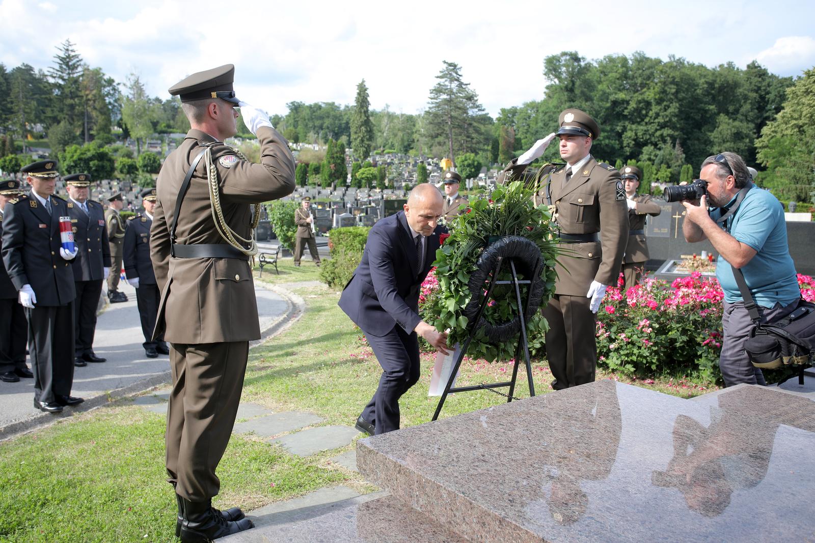 27.05.2024., Zagreb - U sklopu obiljezavanja Dana Hrvatske vojske, Dana Hrvatske kopnene vojske i 33. obljetnice ustrovavanja Hrvatske vojske na gradskom groblju mirogoj polozeni su vijenci na posljednjim pocivalistima dosadasnjih ministara obrane i nacelnika Glavnog stozera Oruzanih snaga Republike hrvatske. potpredsjednik Vlade i ministar obrane Ivan Anusic Photo: Tomislav Miletic/PIXSELL