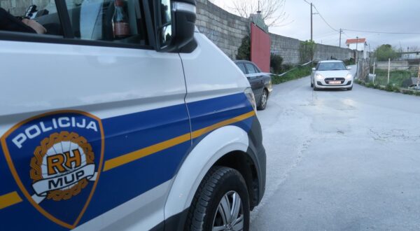 28.03.2024., Split - Policija ogradila i nadzire privarni posjed na Duilovu u ulici Put Orisca koji se nalazi na cesti od Duilova prema Stobrecu. Photo: Ivo Cagalj/PIXSELL