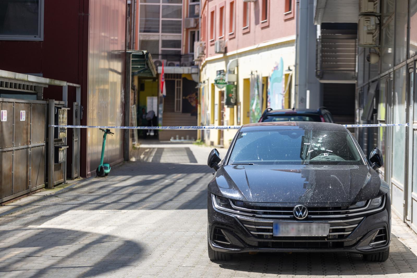 28.05.2024. Osijek - Tijekom noći je propucan automobil sportskog direktora Osijeka, Portugalaca Josea Bota. Riječ je o automobilu mark VW Arteon koji je bio parkiran u prolazu između dviju zgrada u Šamačkoj ulici u Osijeku gdje stanuje Boto. U vjetrobransko staklo na mjestu vozača ispaljeno je sedam hitaca. Očevid je u tijeku. Photo: Borna jaksic/PIXSELL