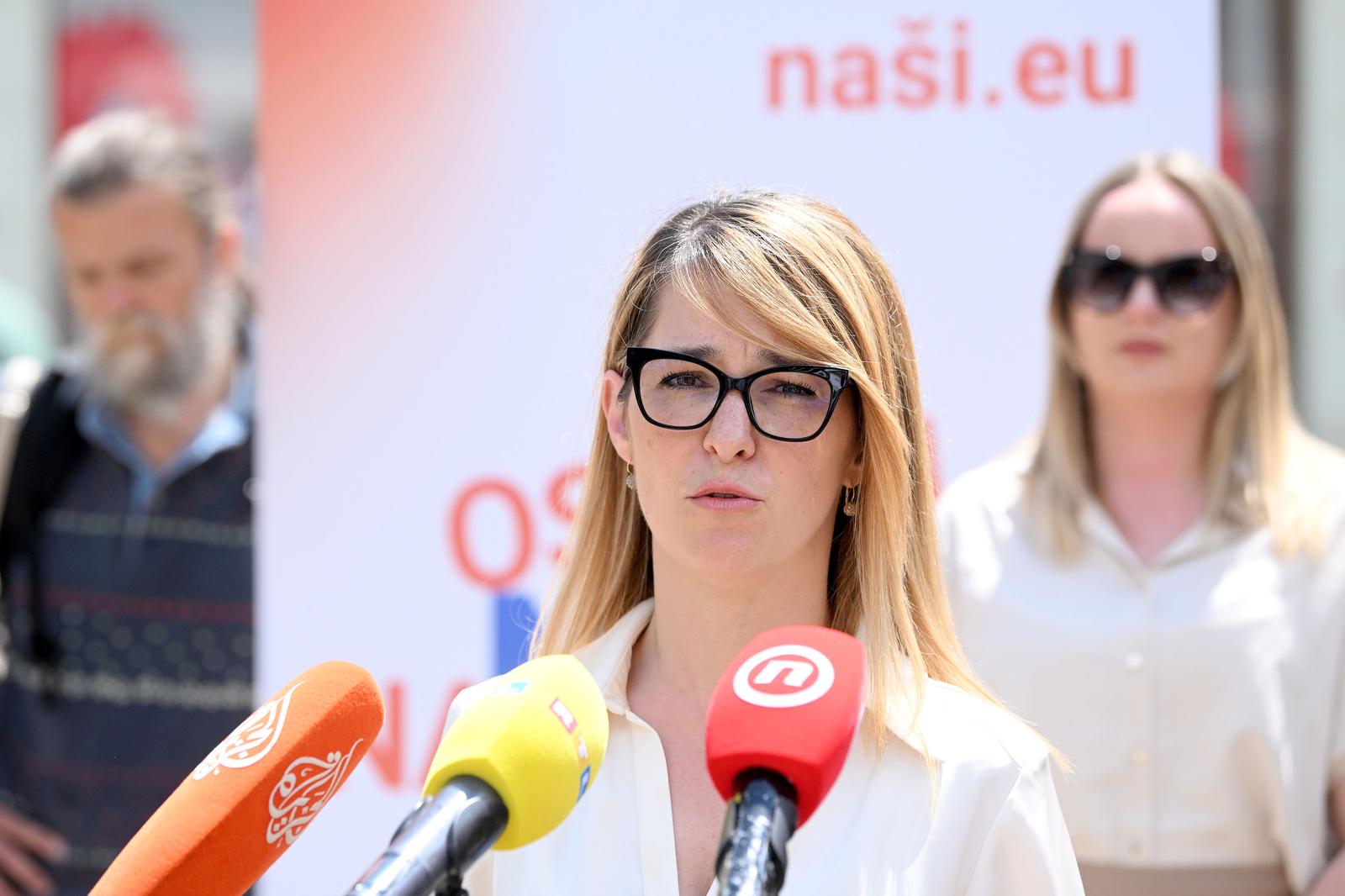 28.05.2024., Zagreb - Predsjednik Mosta i nositelj liste na izborima za Europski parlament Bozo Petrov i rijecka gradska vijecnica Petra Mandic odrzat su konferenciju za medije na temu Kako pravobraniteljica za djecu vraca Hrvatsku u komunizam i zasto je vladajuci u tome podupiru.  Photo: Marko Lukunic/PIXSELL