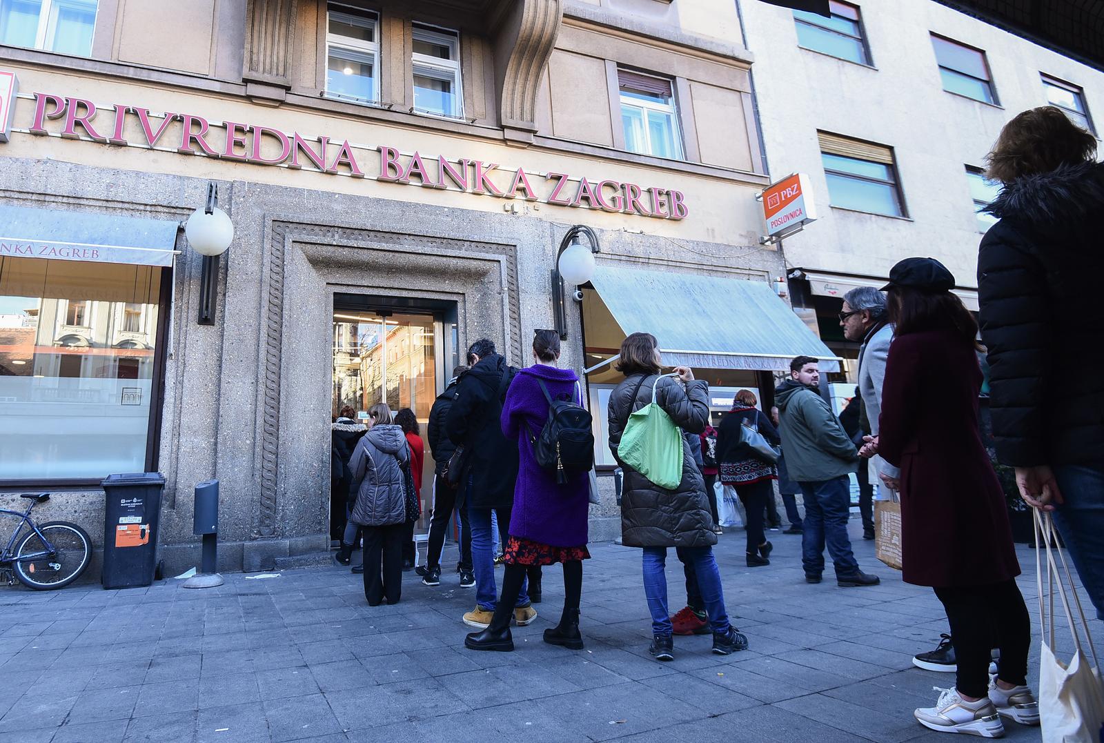 28.12.2022., Zagreb - Velike guzve ispred banaka u centru grada uoci konverzije na euro. Photo: Neva Zganec/PIXSELL