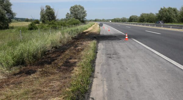 28.05.2016., Zagreb -rNa autocesti Zagreb - Varazdin u smjeru Zagreba prije nekoliko sati izgorio je osobni automobil, na cesti je vidljivo zgariste.rPhoto: Robert Anic/PIXSELL