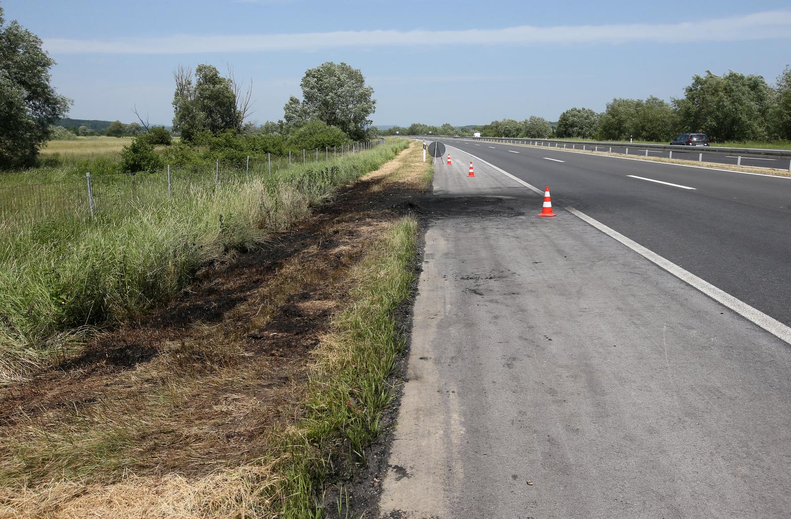 28.05.2016., Zagreb -rNa autocesti Zagreb - Varazdin u smjeru Zagreba prije nekoliko sati izgorio je osobni automobil, na cesti je vidljivo zgariste.rPhoto: Robert Anic/PIXSELL