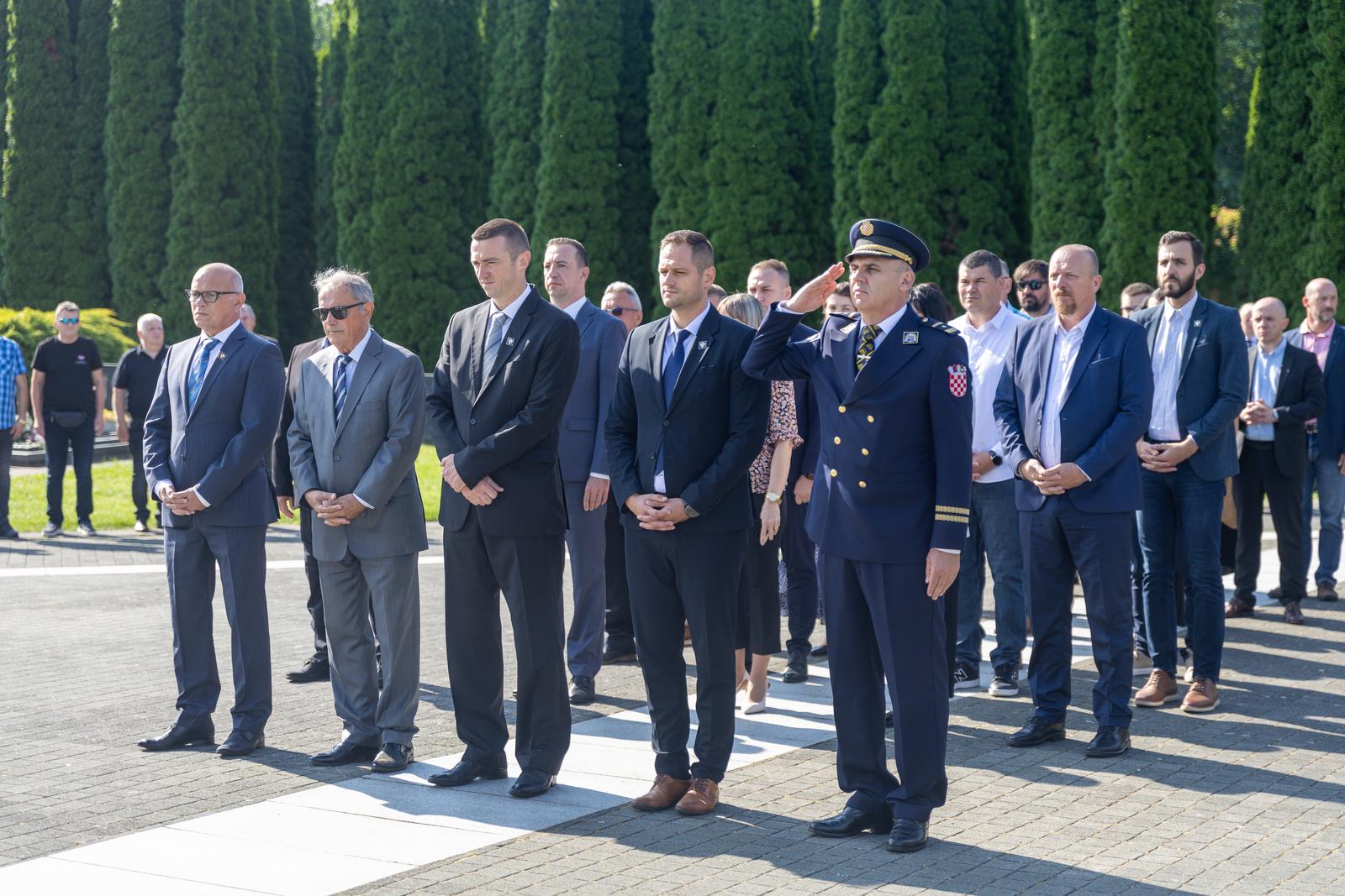 30.05.2024., Vukovar - U povodu Dana drzavnosti, na Memorijalnome groblju zrtava iz Domovinskog rata predstavnici Grada Vukovara odali su pocast polaganjem vijenca i paljenjem svijeca svima onima koji su dali zivot za Domovinu te omogucili samostalnu i neovisnu Republiku Hrvatsku. Photo: Borna Jaksic/PIXSELL