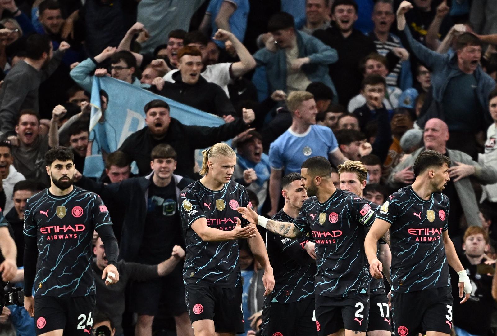 Soccer Football - Premier League - Tottenham Hotspur v Manchester City - Tottenham Hotspur Stadium, London, Britain - May 14, 2024 Manchester City's Erling Braut Haaland celebrates scoring their first goal with Kyle Walker REUTERS/Dylan Martinez EDITORIAL USE ONLY. NO USE WITH UNAUTHORIZED AUDIO, VIDEO, DATA, FIXTURE LISTS, CLUB/LEAGUE LOGOS OR 'LIVE' SERVICES. ONLINE IN-MATCH USE LIMITED TO 120 IMAGES, NO VIDEO EMULATION. NO USE IN BETTING, GAMES OR SINGLE CLUB/LEAGUE/PLAYER PUBLICATIONS. PLEASE CONTACT YOUR ACCOUNT REPRESENTATIVE FOR FURTHER DETAILS.. Photo: Dylan Martinez/REUTERS