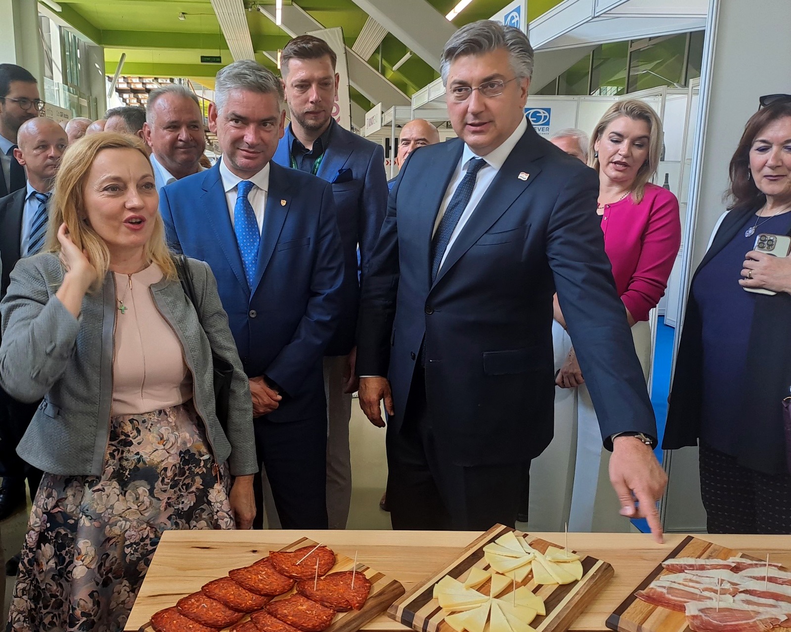 Poreč, 11.05.2024. - Predsjednik Vlade Andrej Plenković obišao je Međunarodnu izložbu vina i vinarske opreme Vinistru. foto HINA/ Daniel SPONZA/ ml