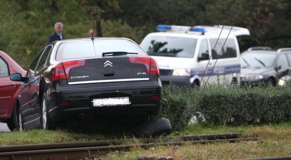 02.10.2009., Zagreb - Na Drzicevoj se dogodila prometna nesreca u kojoj su sudjelovala 3 automobila od kojih je jedan sluzbeno vozilo Zagrebackog holdinga. U nesreci nema ozlijedjenih.rPhoto: Petar Glebov/24sata