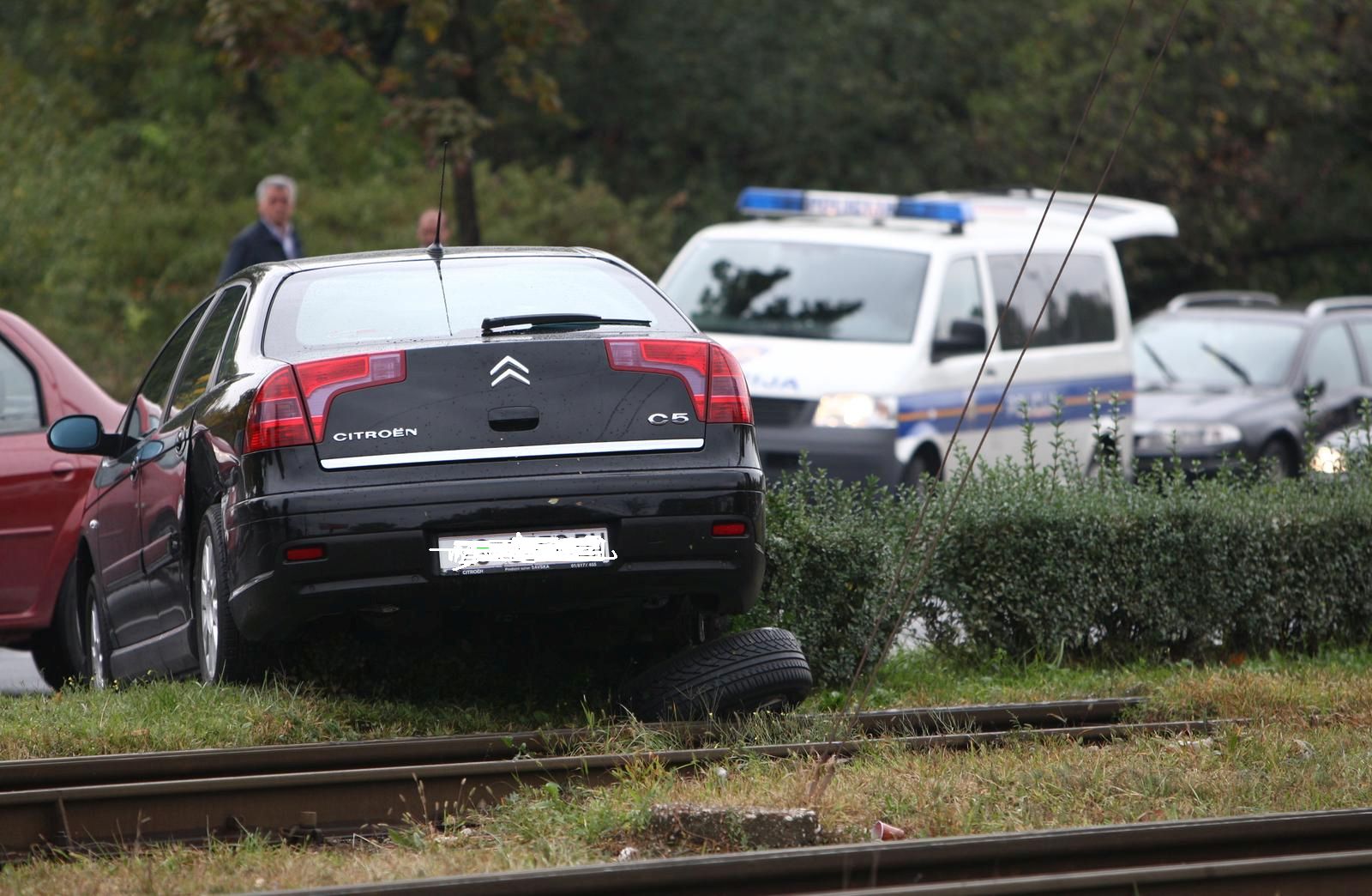 02.10.2009., Zagreb - Na Drzicevoj se dogodila prometna nesreca u kojoj su sudjelovala 3 automobila od kojih je jedan sluzbeno vozilo Zagrebackog holdinga. U nesreci nema ozlijedjenih.rPhoto: Petar Glebov/24sata