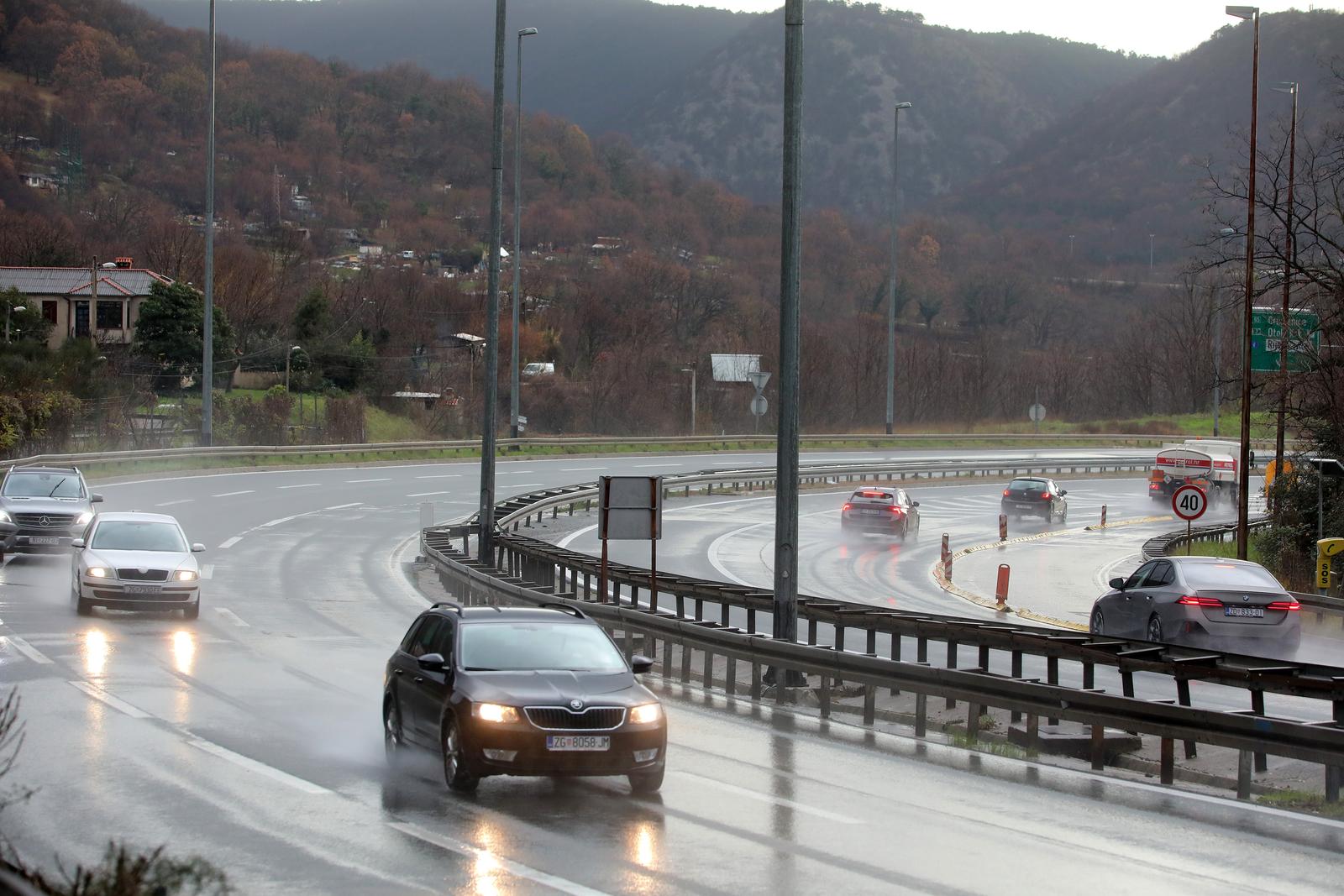 05.01.2024., Rijeka - Zbog kise su mokri i skliski kolnici te je potreban oprez u voznji na autocestama A6 i A7. Photo: Goran Kovacic/PIXSELL