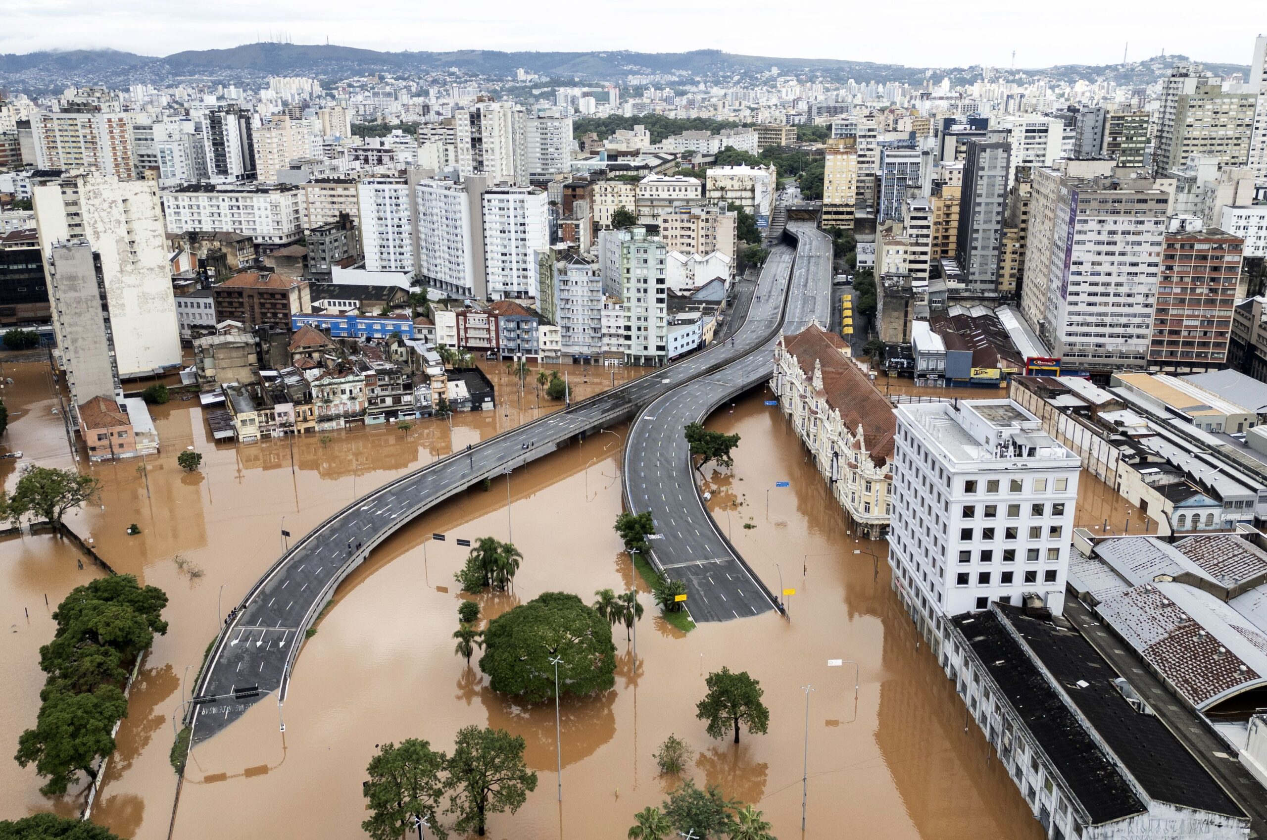 epa11320379 An aerial photograph taken with a drone showing a flooded area after the flooding of Lake Guaiba in the city of Porto Alegre, Brazil, 05 May 2024. Devastating floods in southern Brazil have killed at least 67 people, while another 101 remain missing, authorities said on the morning of 05 May.  EPA/Isaac Fontana