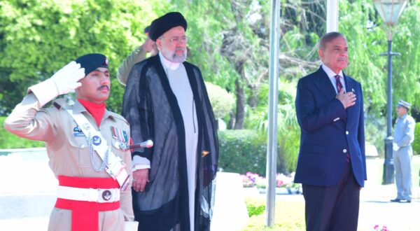 epa11293288 A handout photo made available by the Pakistani Prime Minister's office shows Iranian President Ebrahim Raisi (C) and with Pakistani Prime Minister Shehbaz Sharif (R) reviewing guards of honor in Islamabad, Pakistan, 22 April 2024. Raisi arrived in Islamabad on 22 April, amid growing global concerns over escalation in the Middle East conflict following Iran's drone and missile attacks towards Israel.  EPA/PRIME MINISTER'S OFFICE HANDOUT   HANDOUT EDITORIAL USE ONLY/NO SALES HANDOUT EDITORIAL USE ONLY/NO SALES