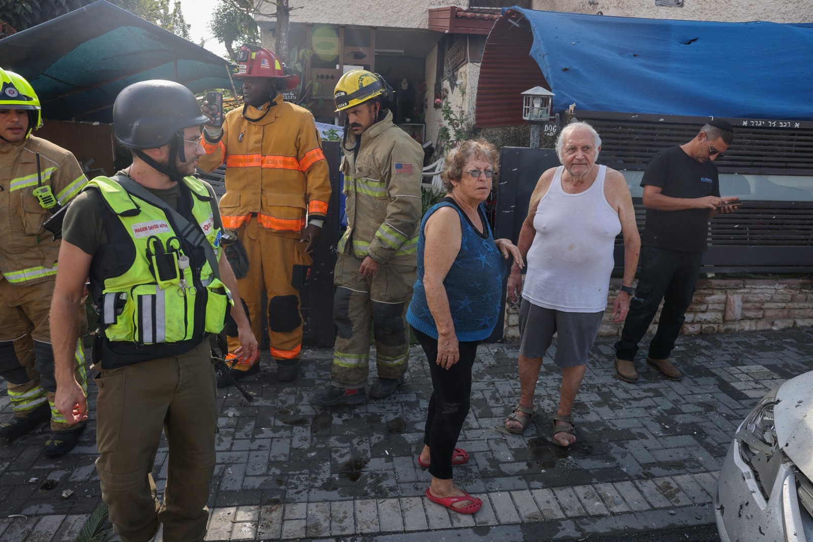 Residents inspect the damage as Israeli security and emergnecy personnel deploy at the site where a rocket launched from Gaza fell, in the southern city of Ashkelon on November 14, 2023, amid ongoing battles between Israel and the Palestinian Hamas movement.,Image: 821979846, License: Rights-managed, Restrictions: , Model Release: no, Credit line: Menahem KAHANA / AFP / Profimedia