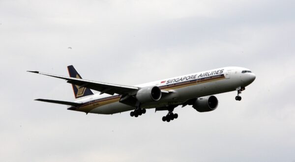File photo dated 03/06/09 of a Singapore Airlines Boeing 777 landing at Heathrow Airport. A person has died after a flight from Heathrow Airport to Singapore "encountered severe turbulence". Singapore Airlines said several other people were injured in the incident involving Flight SQ321. Issue date: Tuesday May 21, 2024.,Image: 875098317, License: Rights-managed, Restrictions: FILE PHOTO, Model Release: no, Credit line: Steve Parsons / PA Images / Profimedia