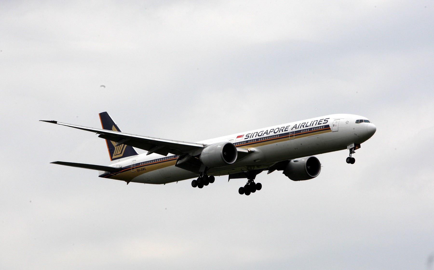 File photo dated 03/06/09 of a Singapore Airlines Boeing 777 landing at Heathrow Airport. A person has died after a flight from Heathrow Airport to Singapore "encountered severe turbulence". Singapore Airlines said several other people were injured in the incident involving Flight SQ321. Issue date: Tuesday May 21, 2024.,Image: 875098317, License: Rights-managed, Restrictions: FILE PHOTO, Model Release: no, Credit line: Steve Parsons / PA Images / Profimedia