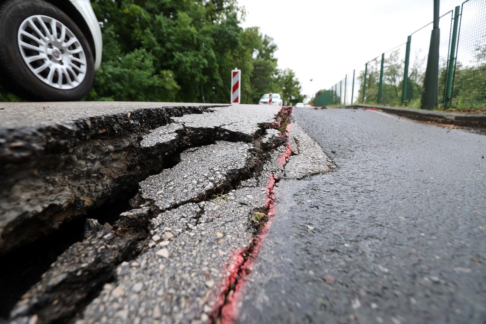 24.04.2024., Zagreb - Pantovcak. Radi novog velikog klizista kod ulaska u Predsjednicke dvore zatvoren je veliki dio ceste za sav promet a na kojoj se takodjer vidi puknuce asfalta. Na samom ulasku kod porte u tijeku su veliki radovi na sanaciji klizista. Photo: Sanjin Strukic/PIXSELL