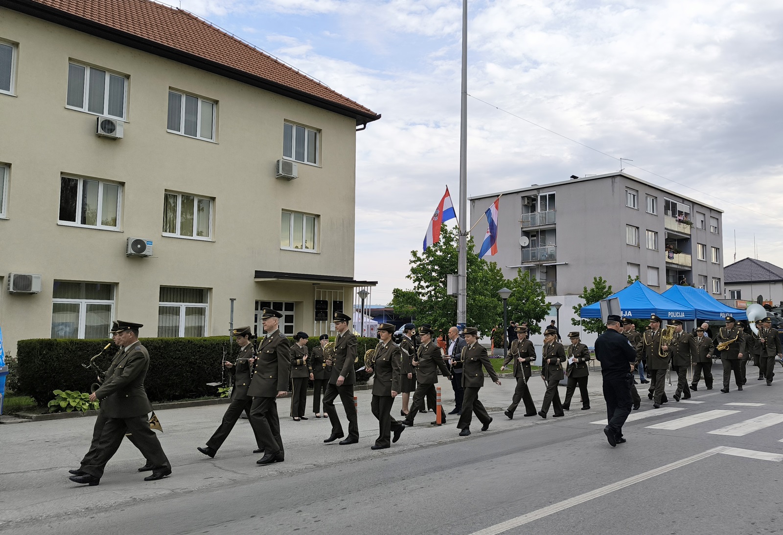 Okuèani, 1.5.2024.- Budnicom Orkestra OSRH ulicama Okuèana jutros je zapoèelo obiljeavanje 29. obljetnice vojno-redarstvene operacije Bljesak. Dolazak dravnog vrha oèekuje se u 10 sati kada æe kod spomen obiljeja u sreditu Okuèana Kocka vedrine biti odrana sredinja sveèanost. 
foto HINA/ Nikola BLAEKOVIÆ/ ua