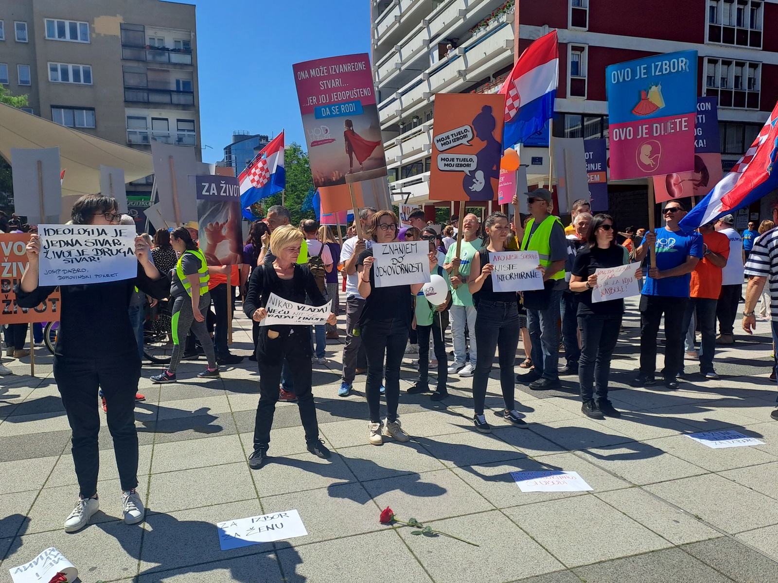 Osijek, 11.05.2024. - Nakon okupljanja na lijevoj obali Drave sudionici "Hoda za život" u povorci su prošli središtem Osijeka do Trga Slobode. Na fotografiji članice Udruge za ženska prava "Adela".
foto HINA/ Igor VUČKOVIĆ/ ml