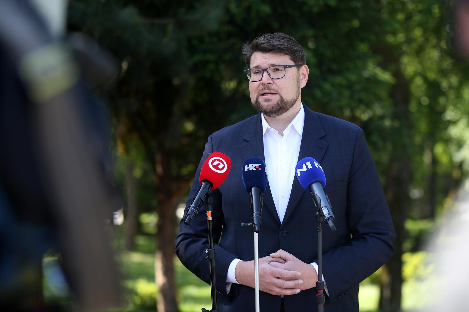 09.05.2024.,Zagreb - Izaslanstvo SDP-a predvodjeno predsjednikom Pedjom Grbinom povodom Dana pobjede nad fasizmom i Dana Europe polozilo je vijence i zapalilo svijece pred Grobnicom narodnih heroja i na Partizanskom groblju na Mirogoju Photo: Zeljko Hladika/PIXSELL